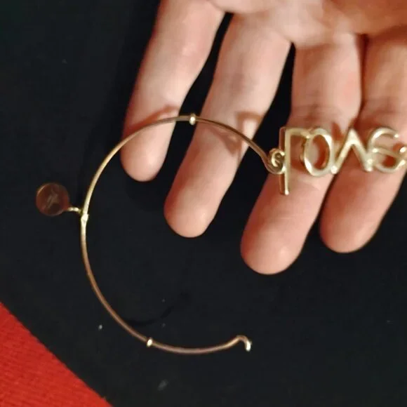 Openable "Love" bangle bracelet - Picture 4 of 4